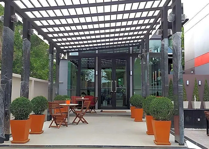 Woodroof Rangsit Hotel